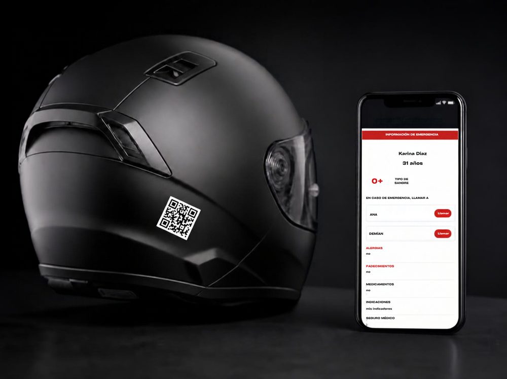 Un casco de moto con la calcomanía del QR, junto a un teléfono que muestra un perfil de emergencia